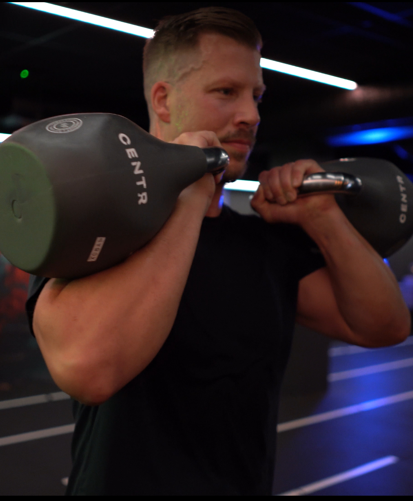 Fredrik Kempf tränar med kettlebells